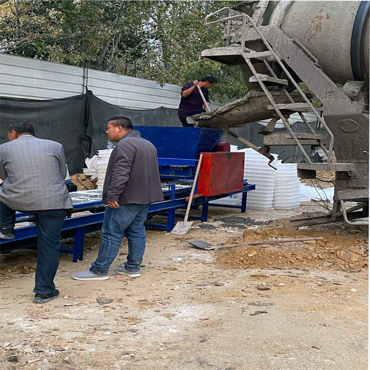 現場罐車正常出料,進入到預制件設備料斗內